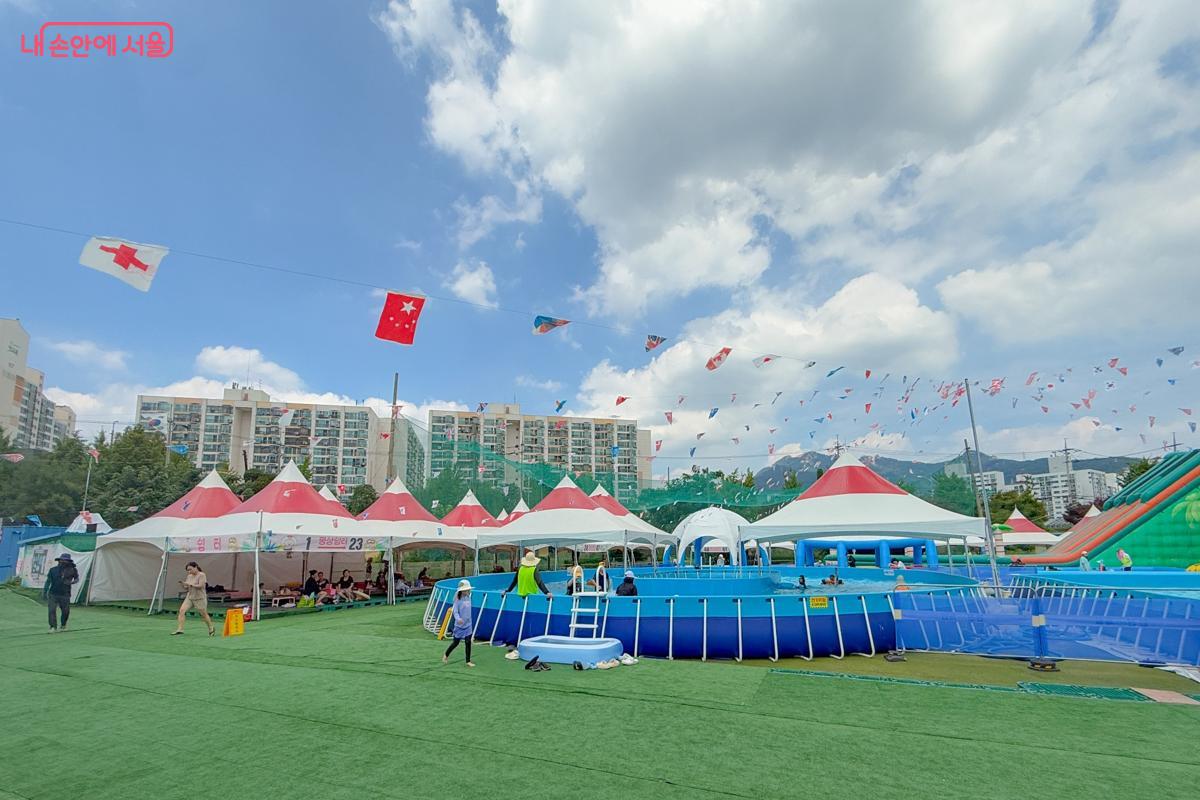 성균관대 야구장 부지에 &lsquo;2025 도봉 여름 와글와글 물놀이장&rsquo;이 개장했다. &copy;이미현