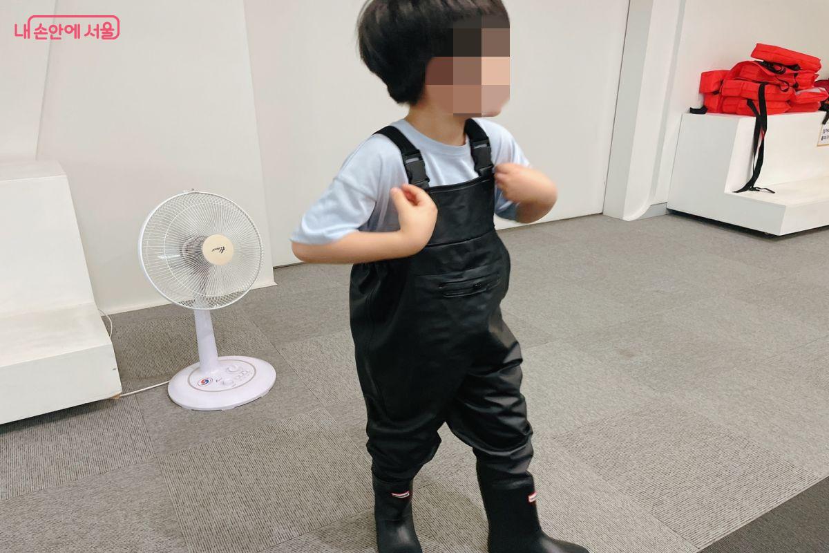 어린이용과 어른용으로 구분하여 착용이 가능하다. &copy;노윤지 