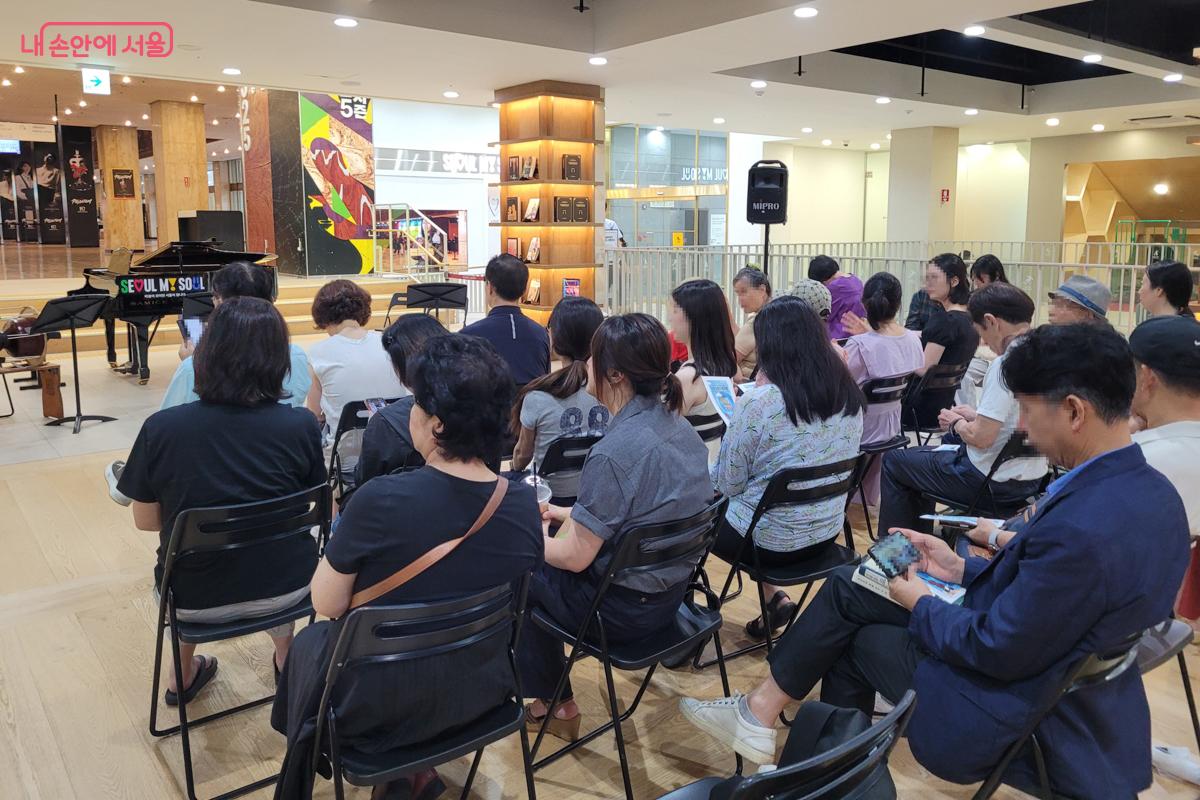&lsquo;수요 라운지 음악회&rsquo;를 찾은 시민들을 만날 수 있다. &copy;홍준서