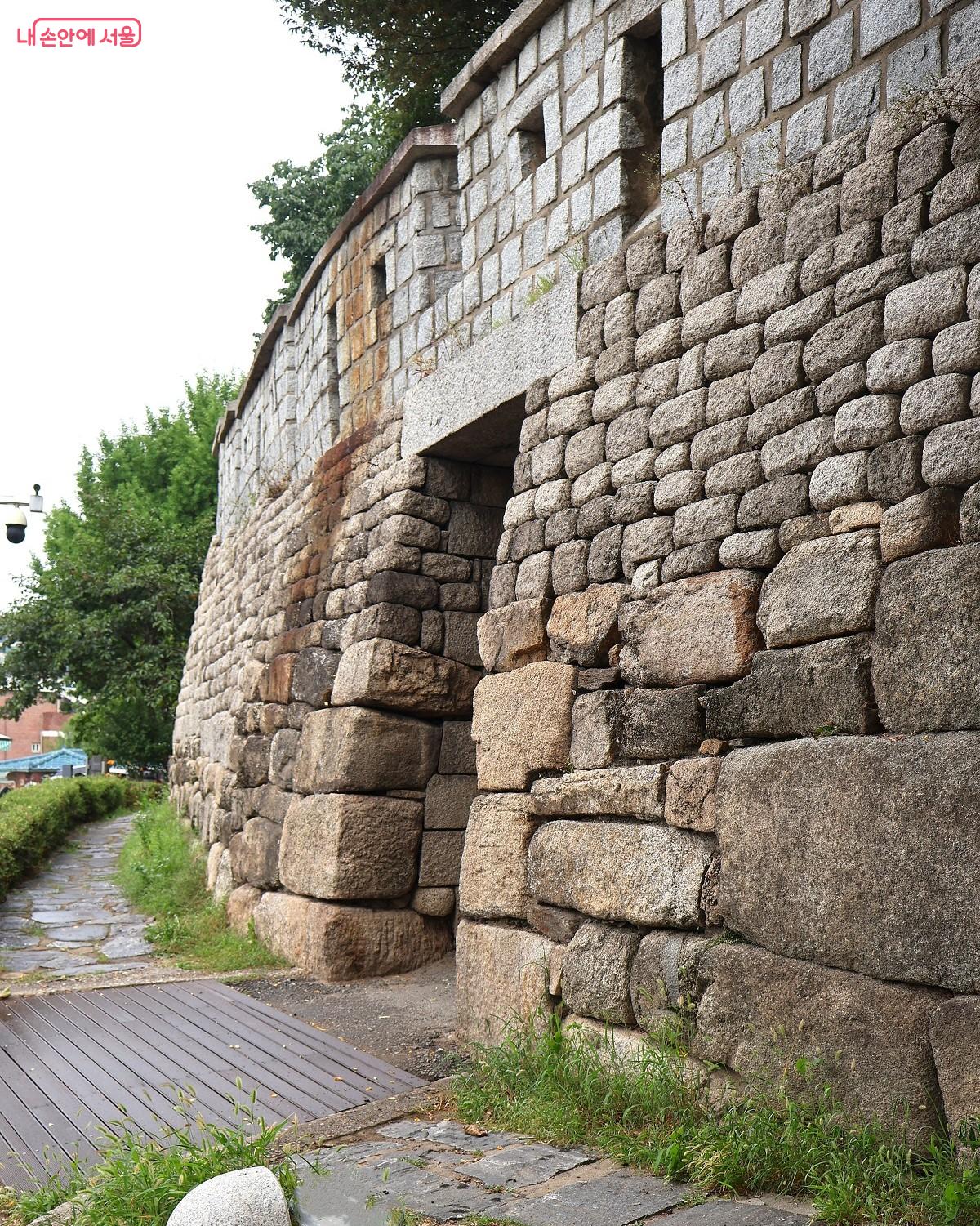 다산성곽 바깥쪽 마을 길과 안쪽 숲 길이 연결되고 있다. ©이봉덕