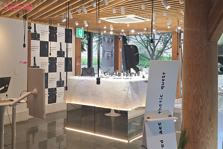 1층에는 주얼리 쇼룸 형태의 팝업 전시가 열린다. &copy;조정미