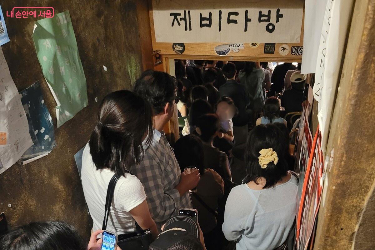 지하 1층 공연장으로 내려가는 길. 계단까지 사람들이 가득 차 있다. &copy;박미선