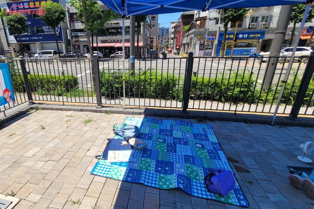 돗자리를 가져가면 천막이 쳐진 그늘에 자리를 잡고 휴식을 취할 수 있다. ©김민지