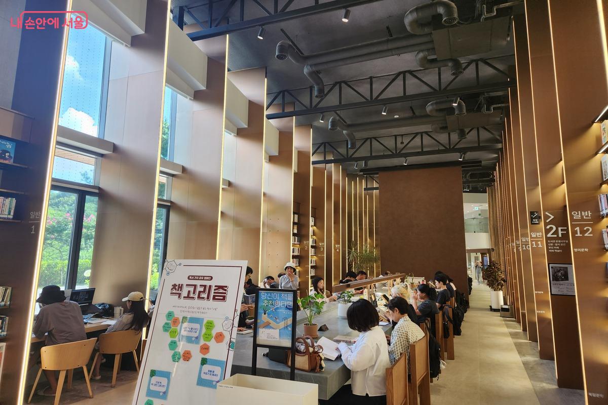 누구나 편안하게 독서를 즐길 수 있는 개방형 열람 공간, 71석을 운영 중이다. &copy;유경윤