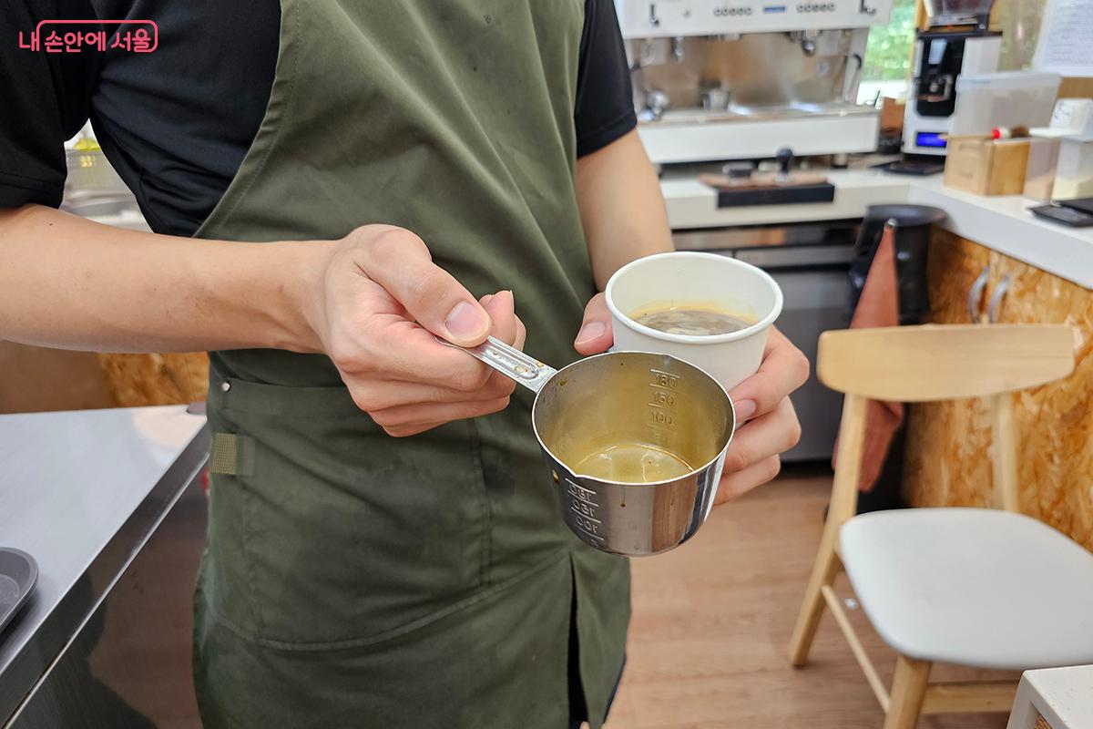카페 바리스타가 직접 만든 맛있는 커피를 들고 있다. ©정향선
