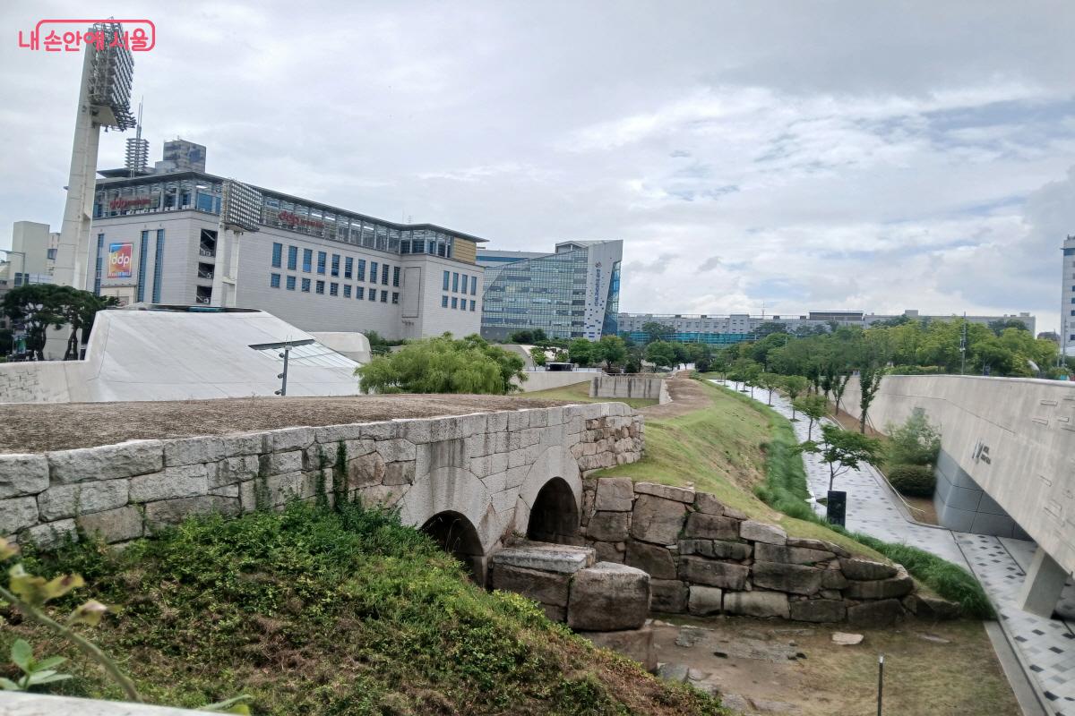 남산의 개울물을 흘려보냈던 배수 시설이자 방어 기능도 담당했던 이간수문 &copy;최은영 