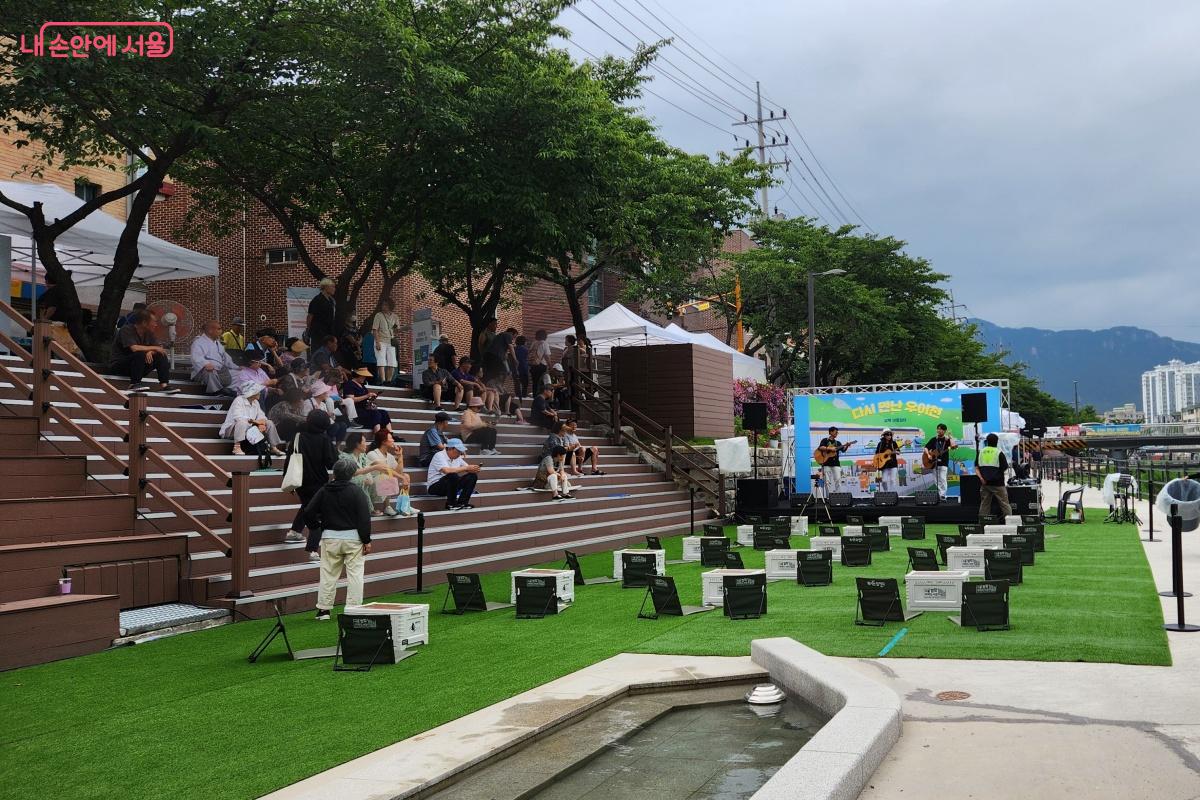 나무 그늘 아래 계단식으로 조성된 공간에 앉아 쉴 수도 있었다. ©김미선