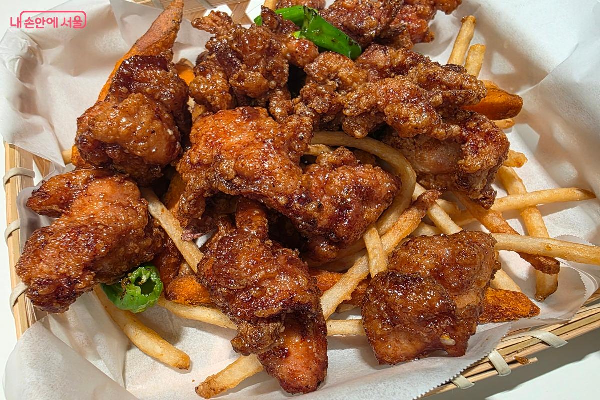 '씨즌 서울'의 밤참 메뉴, 닭강정과 감자 튀김 &copy;구정숙