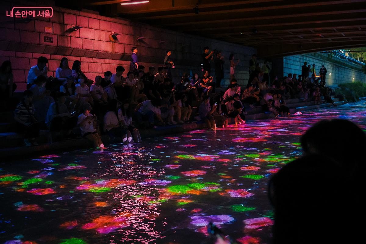 인상주의 거장 클로드 모네의 작품을 수면 위에 아름답게 표현했다. ©김아름