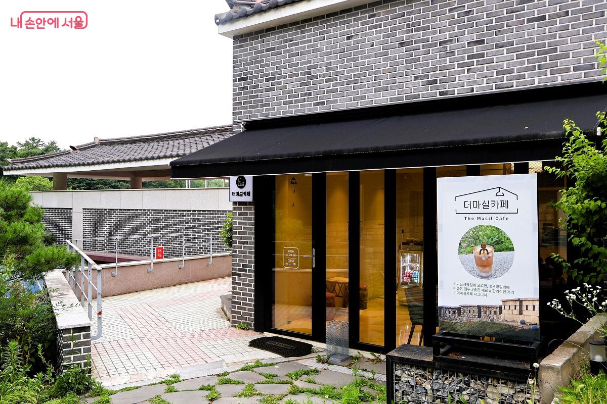 도서관 옆에 자리한 휴게 공간, 더마실 카페 ©이봉덕