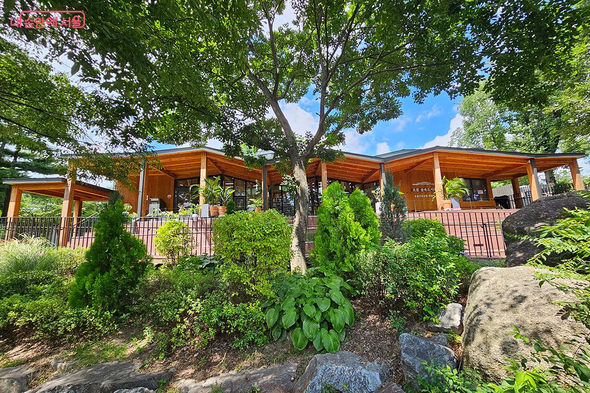 ‘오동숲속도서관’은 숲 속에 위치해 수려한 자연환경을 자랑한다. ©정향선