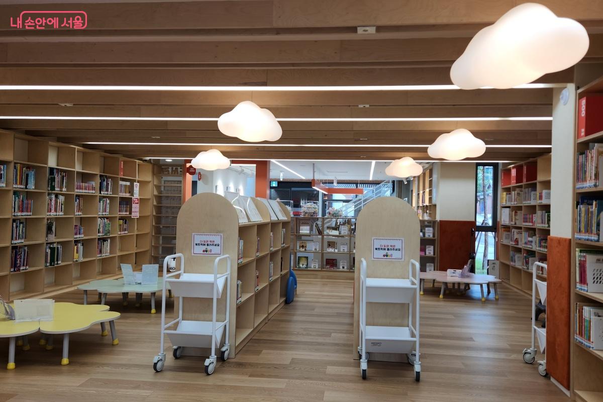 두둥실 떠다니는 듯한 구름 조명이 시선을 사로잡는다. &copy;김미선