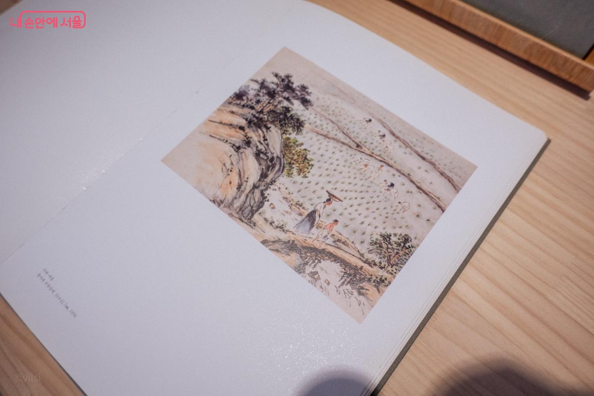 배렴 선생의 작품 <사계-여름>이다. 바쁜 농번기의 풍경과 새참을 이고 가는 모습이 정겹다. &copy;이진형