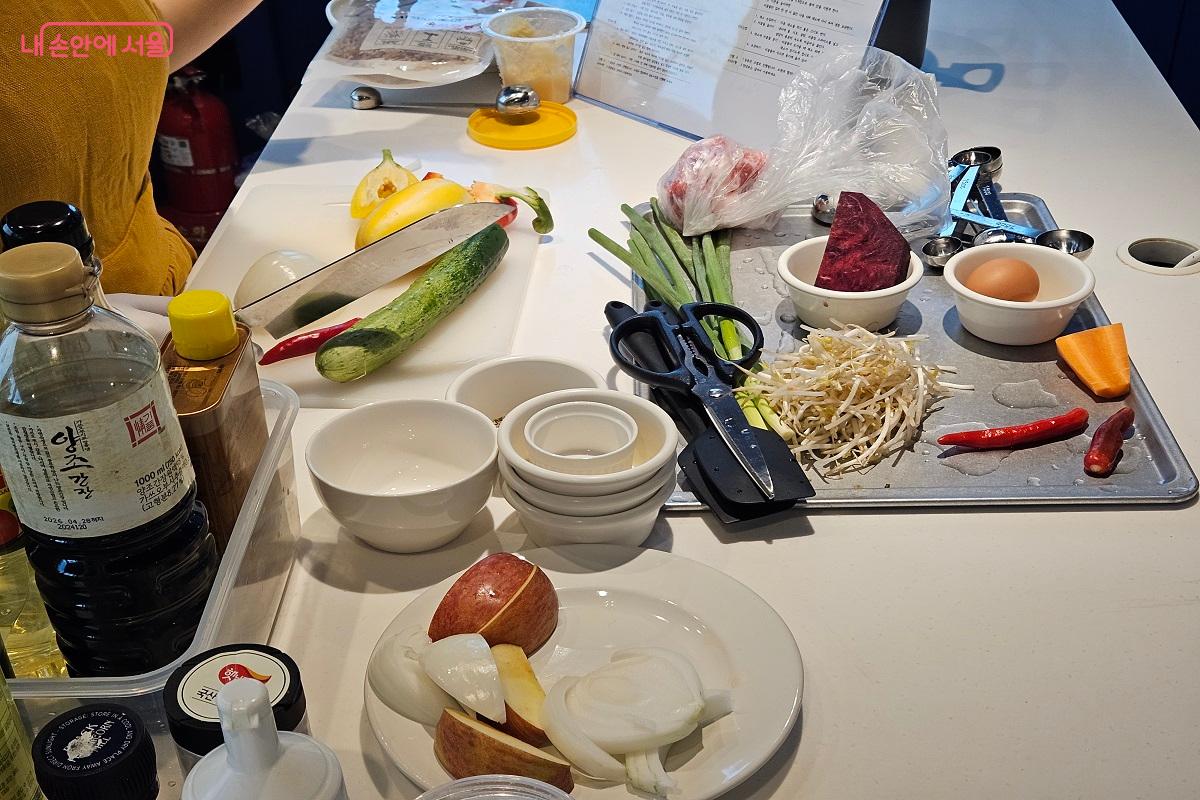 실습 강사가 채소와 고기를 손질하는 방법부터 시범을 보였다. ⓒ김진호