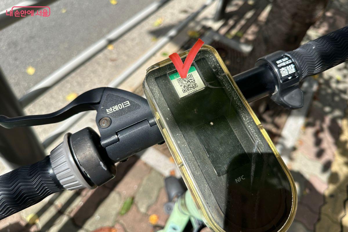 전동킥보드의 QR코드를 스캔하면 간단히 신고할 수 있다. ©김재형