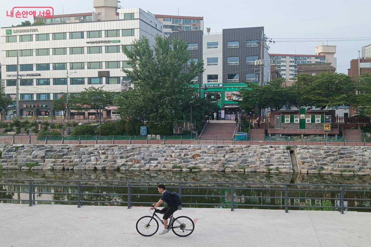 자전거를 타고 기분 전환 하기도 좋은 우이천 &copy;최은영 