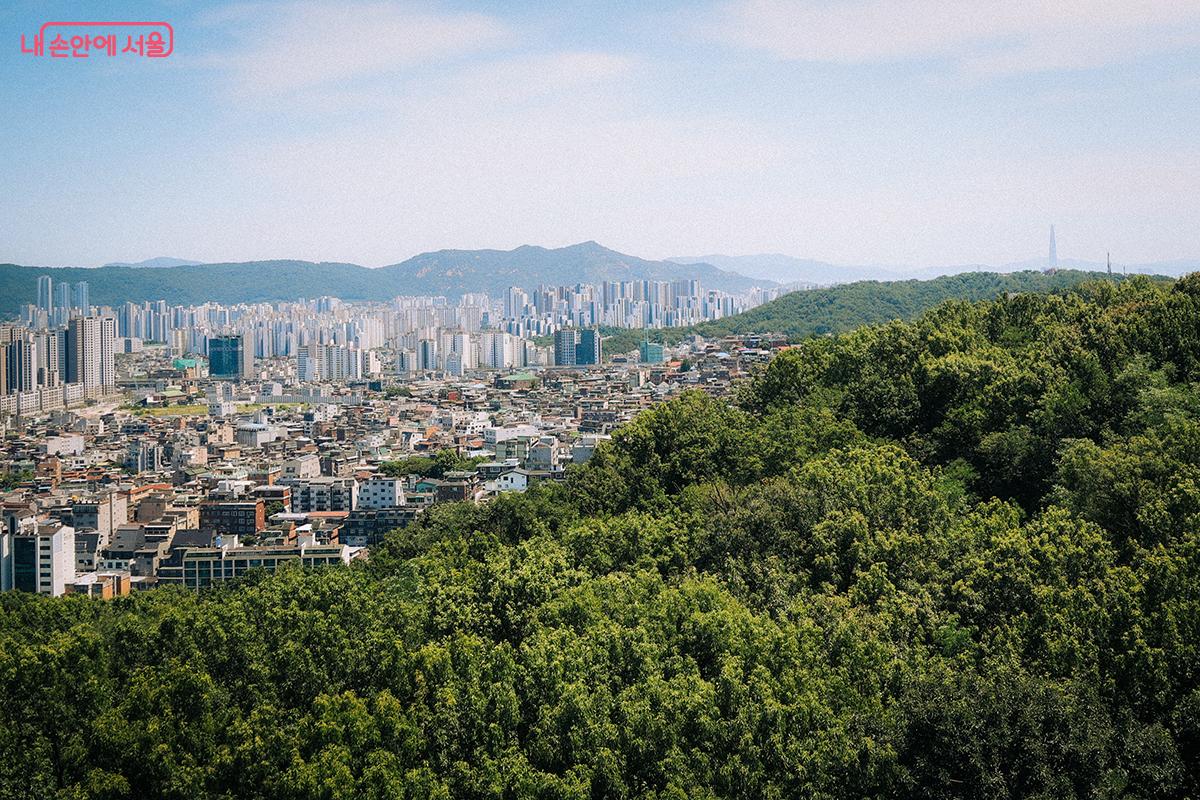 낯선 장소에서는 롯데월드타워나 남산서울타워 등 랜드마크를 통해 서울의 위치를 가늠해 볼 수 있다. ©김아름