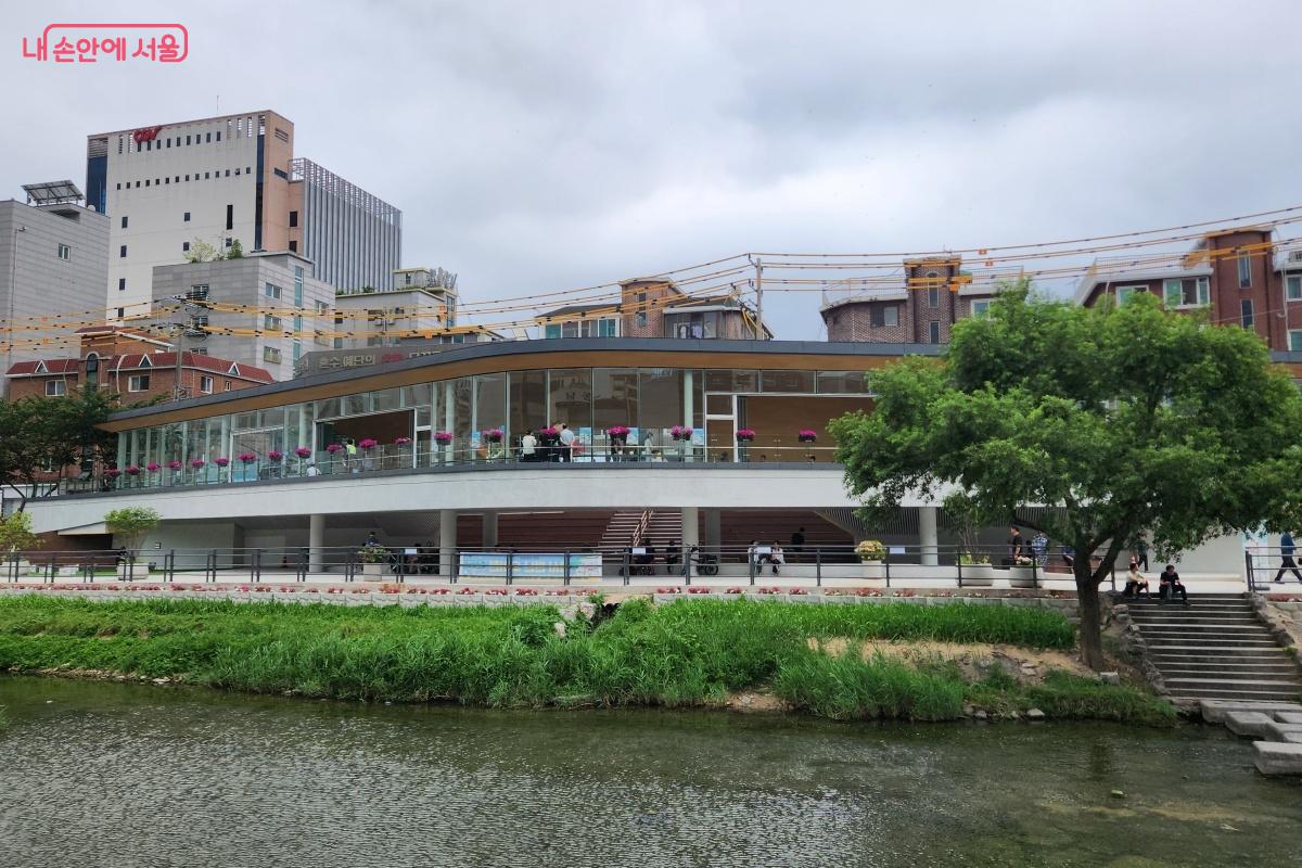 수변활력거점 공간은 지역 주민들의 발길이 끊이지 않는 장소가 되고 있다. ©김미선