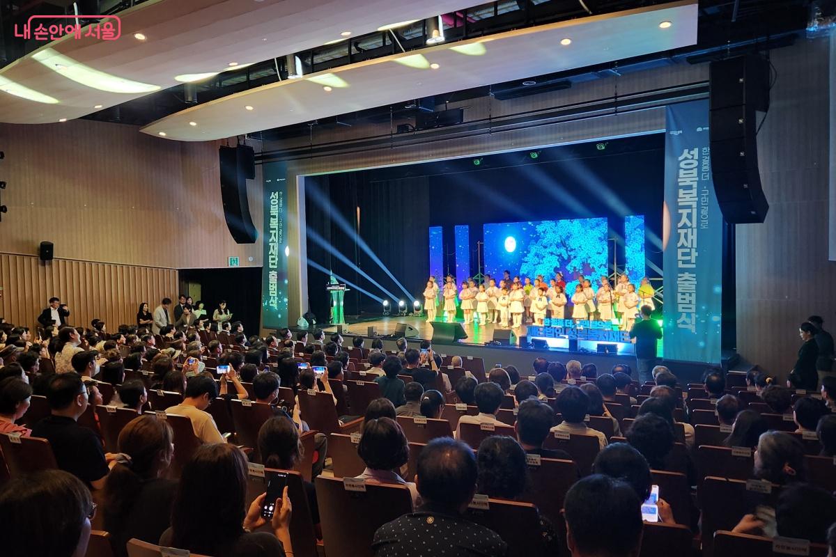 어린이들의 합창은 출범식에 어울리는 무대를 보여주었다. ©김미선