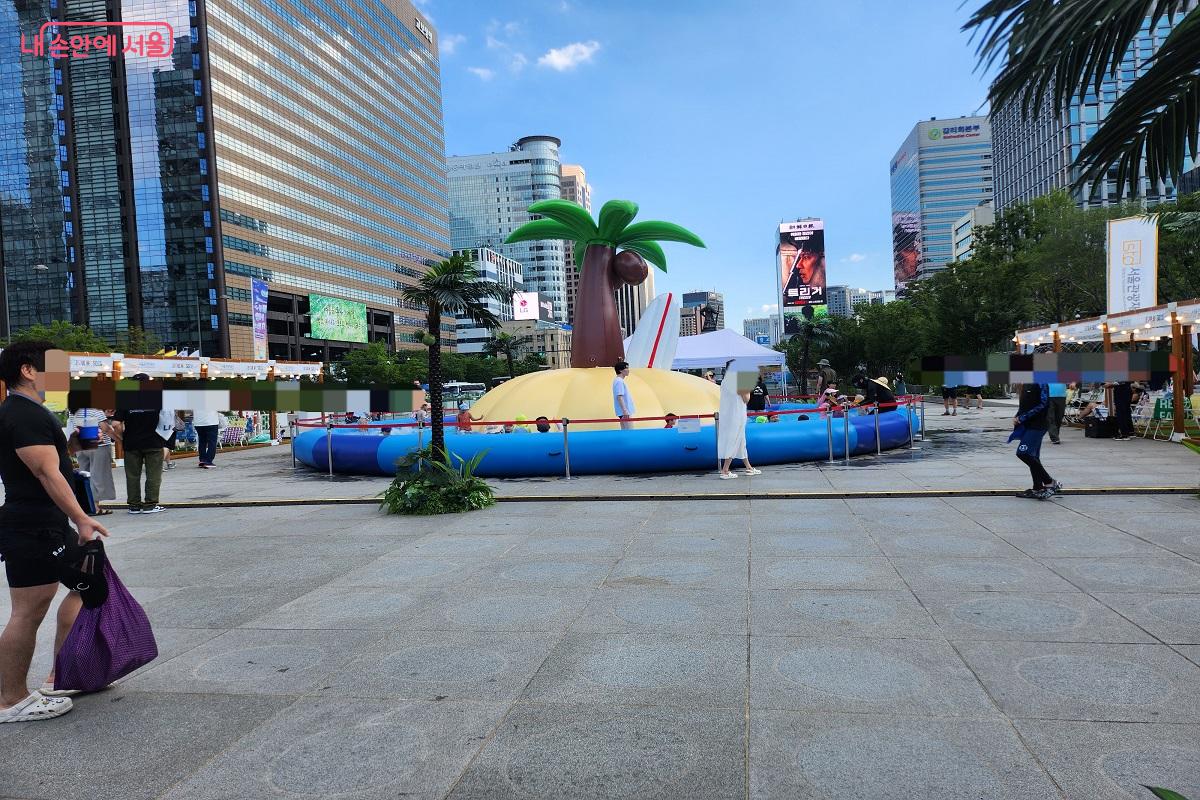 아이들을 위한 야자수 모양의 물놀이 시설 &copy;이소현 