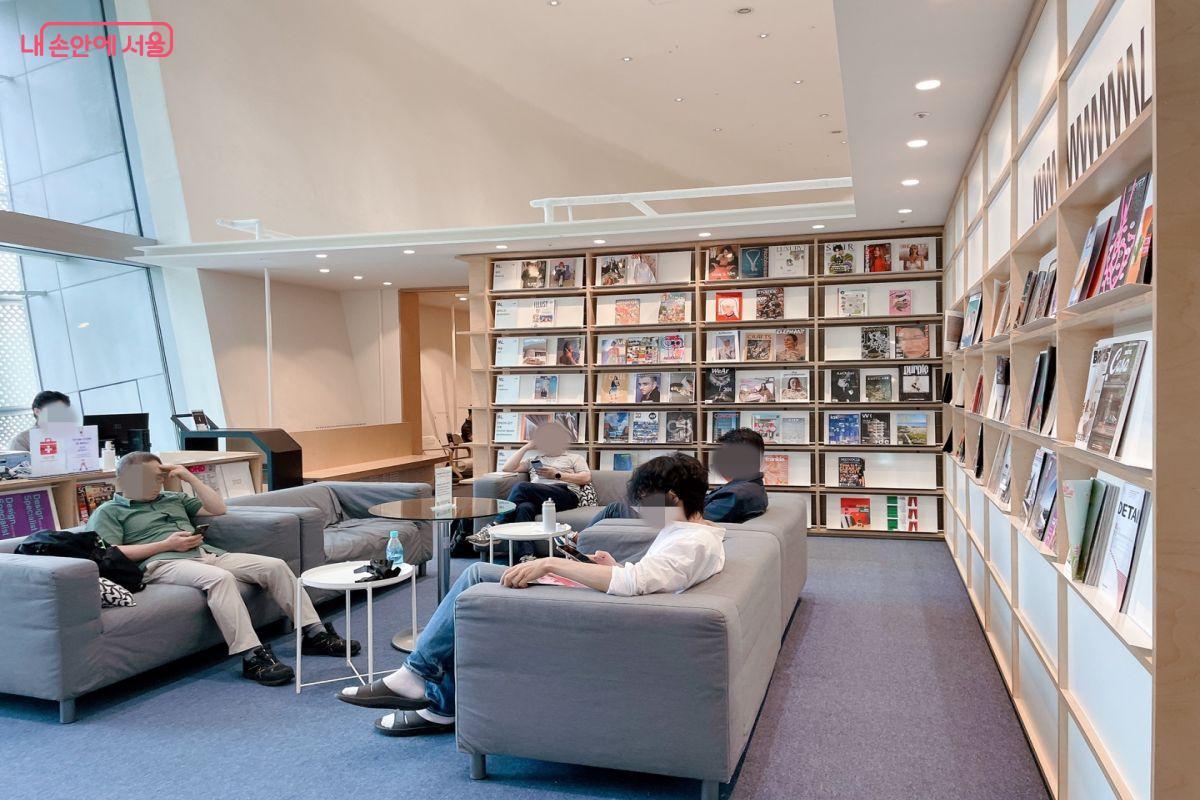 프린팅을 기다리는 동안 DDP 디자인 랩 3층인 매거진 라이브러리를 둘러보았다. ©노윤지