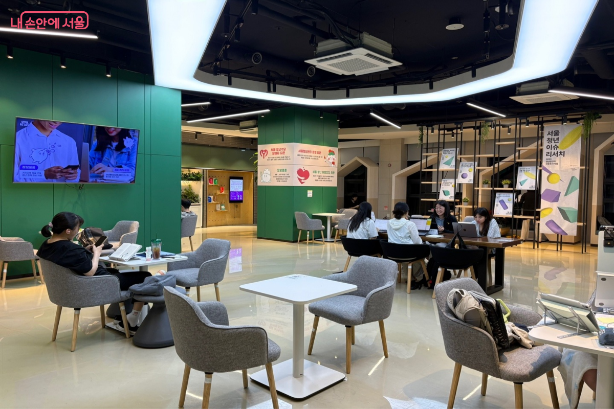 서울광역청년센터에서 공부하고 조별 활동도 진행하고 있는 청년들을 만날 수 있다. ©이혜린