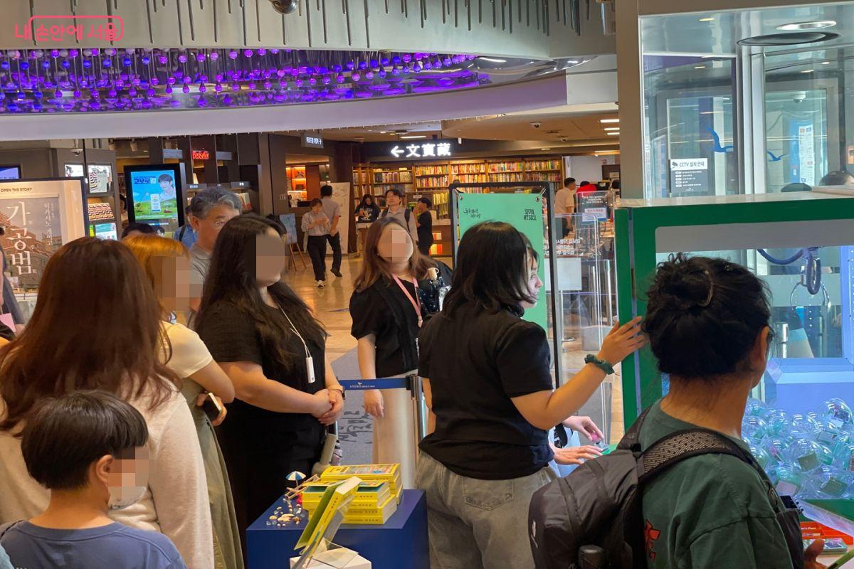 많은 시민들이 이벤트에 참여하기 위해 모여 있다. &copy;노윤지