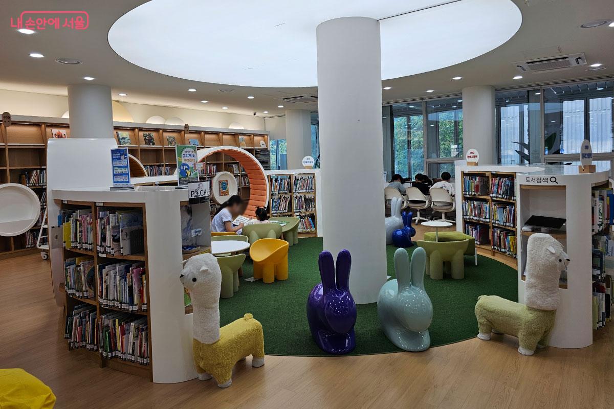 아이들의 공간은 더 편한 분위기로 꾸며져 있다. ©홍혜수  