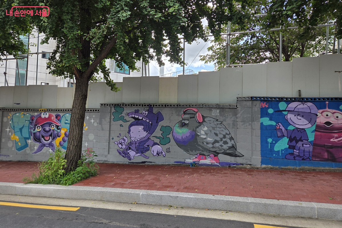 상수동 제비다방 인근 노후된 벽에 그래피티를 그려 놓았다. ©장미화