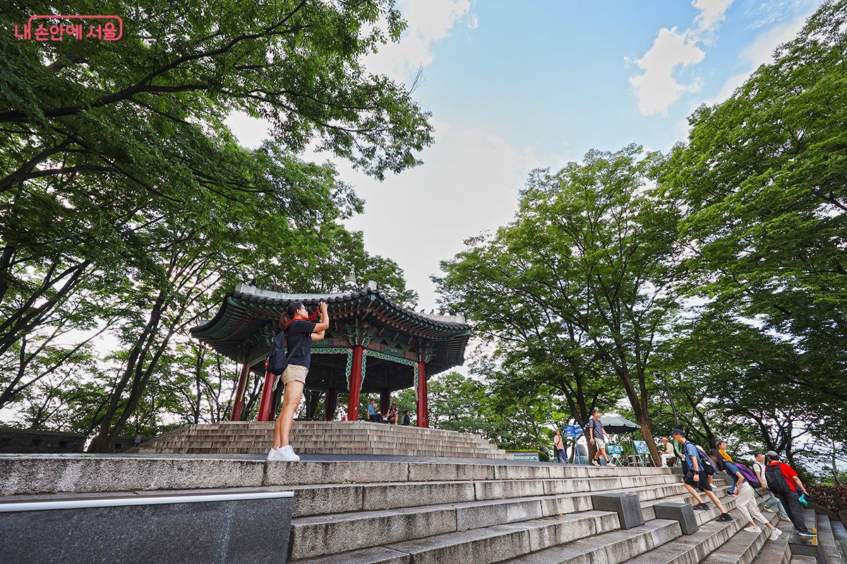 멋진 남산의 하늘을 촬영하고 있는 관람객의 모습 ©김주연
