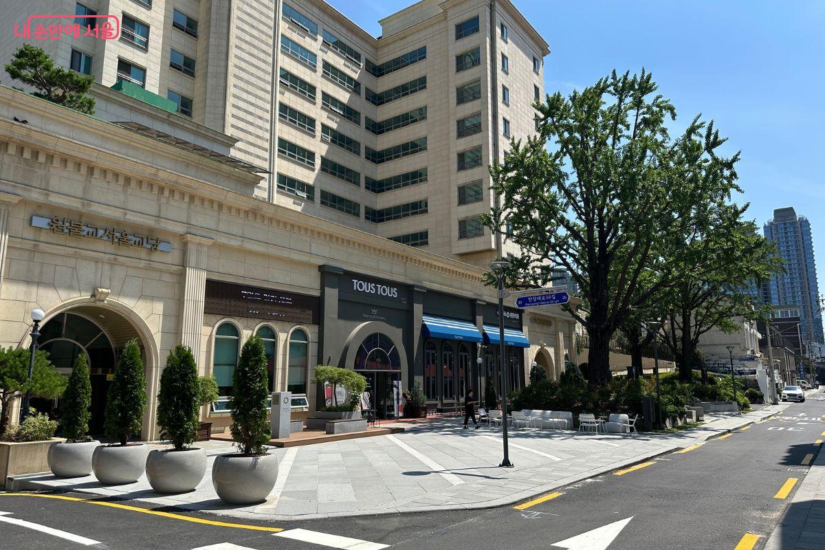 은행나무 앞에 작은 쉼터가 생겼다. &copy;김재형