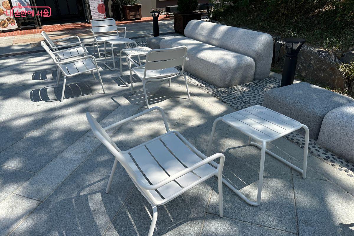 은행나무 그늘에서 잠시 앉아 쉴 수 있도록 의자와 테이블이 비치됐다. &copy;김재형