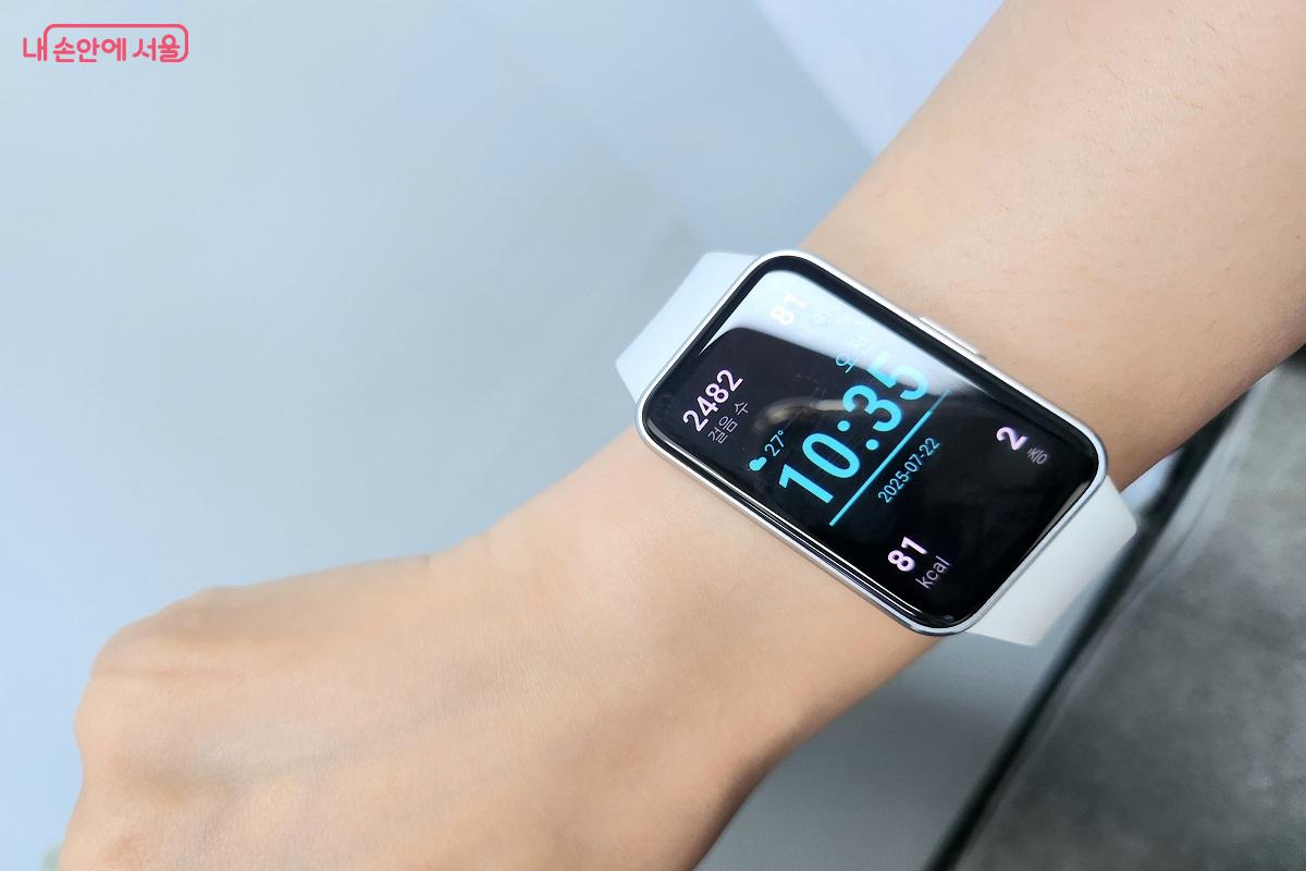 갤럭시 핏 3를 처음 손목에 착용해 봤다. ©이소현 