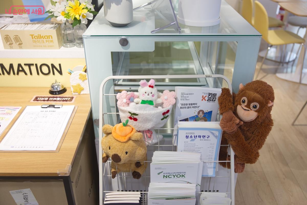 1층에는 안내데스크와 운영사무국의 사무실, 카페테리아 등으로 구성되어 있다. ©임중빈