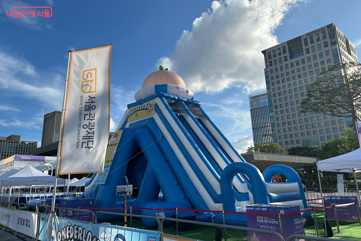 물놀이를 신나게 즐길 수 있게 해주는 워터 슬라이드 &copy;백진숙