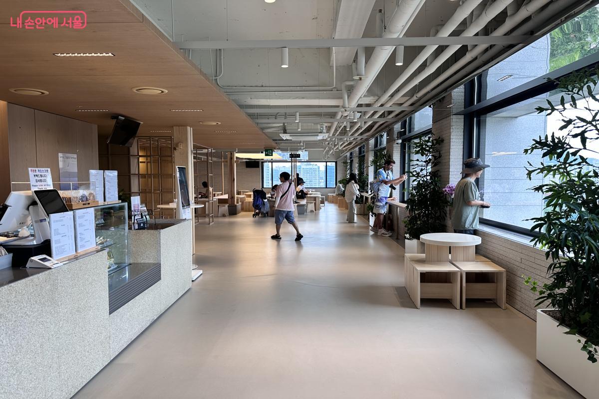 서울시청 서소문청사 1동(13층)에 있는 정동전망대 내에 위치한 '카페 다락' 내부 &copy;김민아