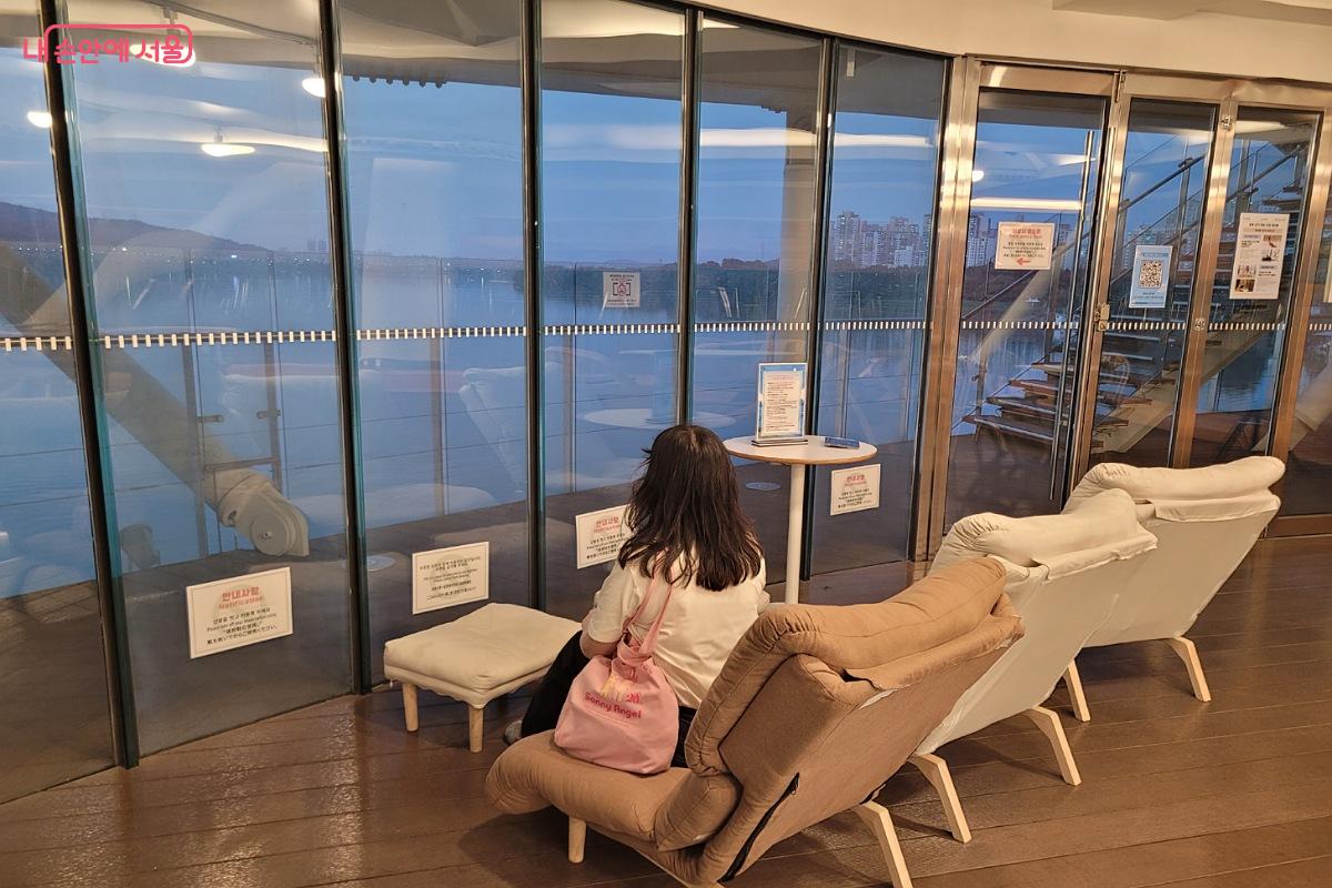 '광진교 8번가' 창가 자리에 앉아 한강을 바라본다. ©박미선