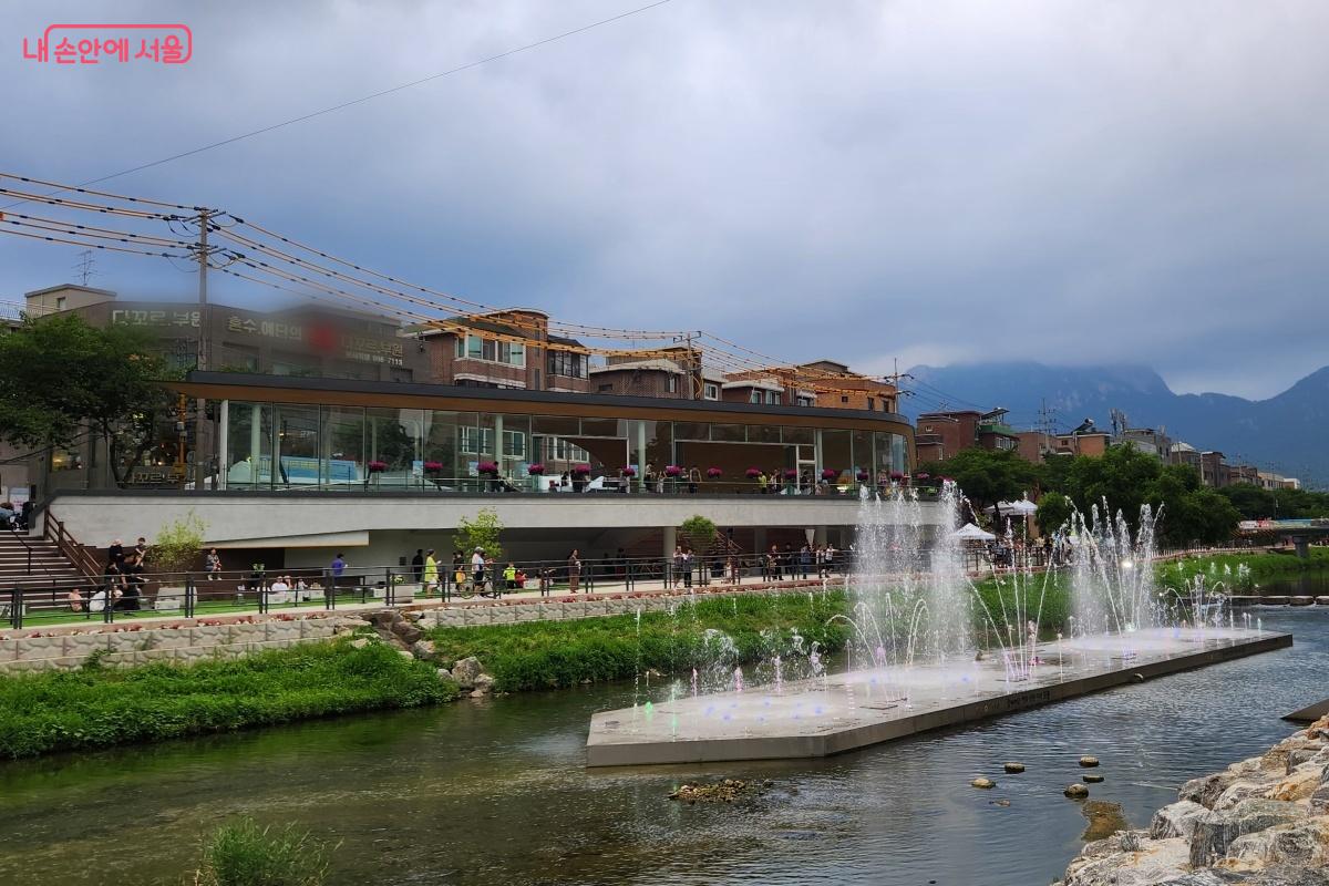 우이천 수변활력거점 공간은 물멍과 산멍이 가능한 곳이다. ©김미선