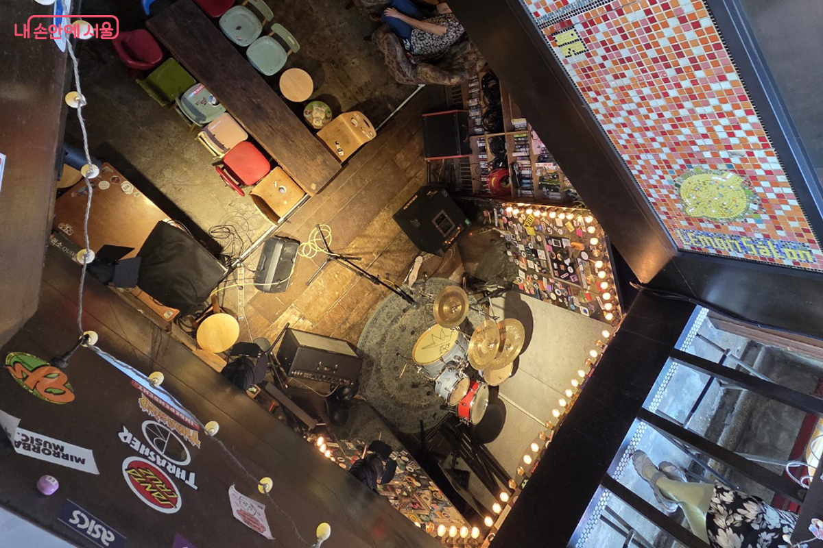 1층 바닥을 뻥 뚫어 놓아 지하 1층에 마련된 공연을 볼 수 있도록 조성했다. ©장미화