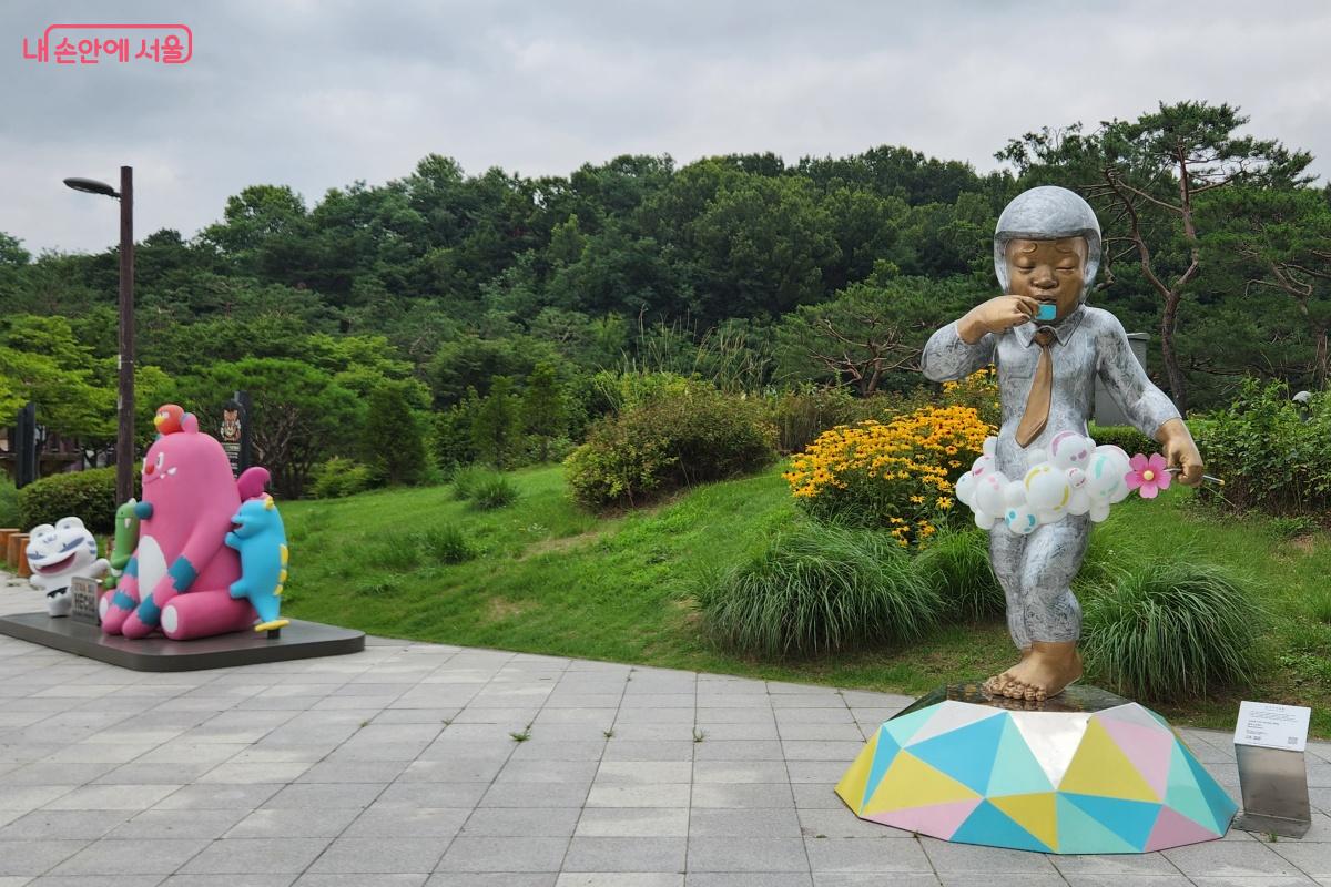 문화광장에서 ‘조각도시 서울’ 프로젝트로 다양한 조각 작품을 감상한다. ©김미선