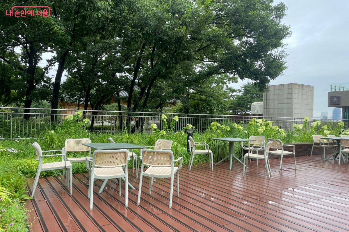 강변서재 입구에 야외 테이블, 정원이 마련되어 있다. ⓒ노윤지