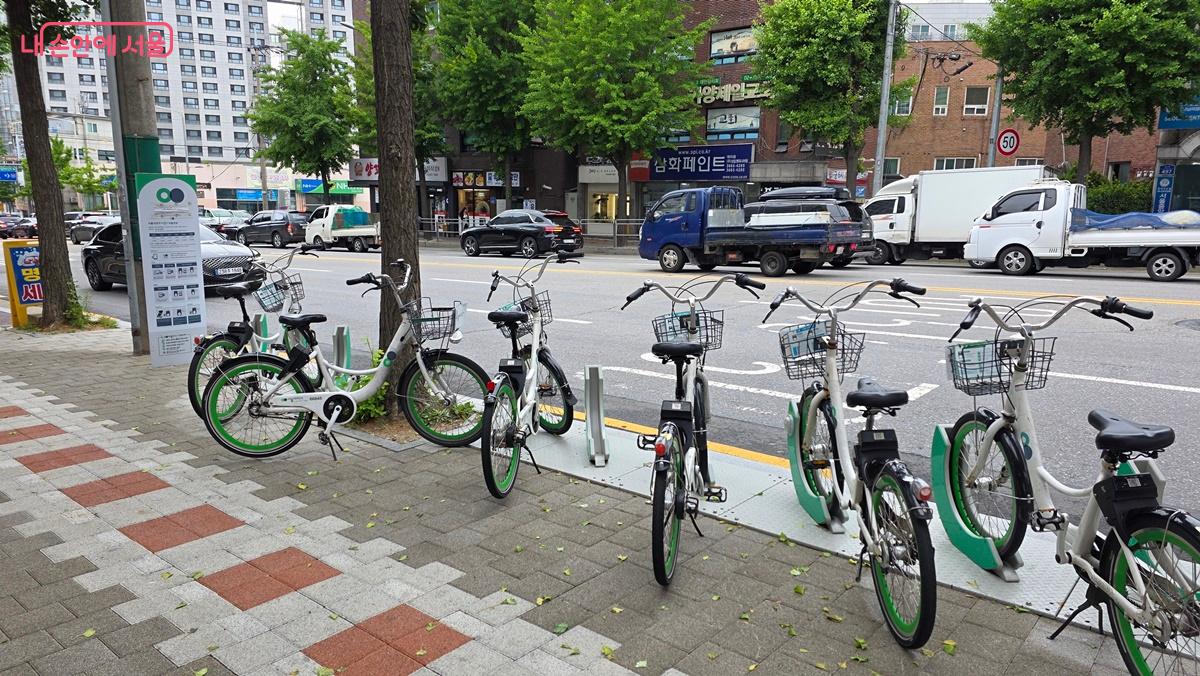 양천향교역 3번 출구 앞쪽에 설치된 따릉이 거치대 ©최용수