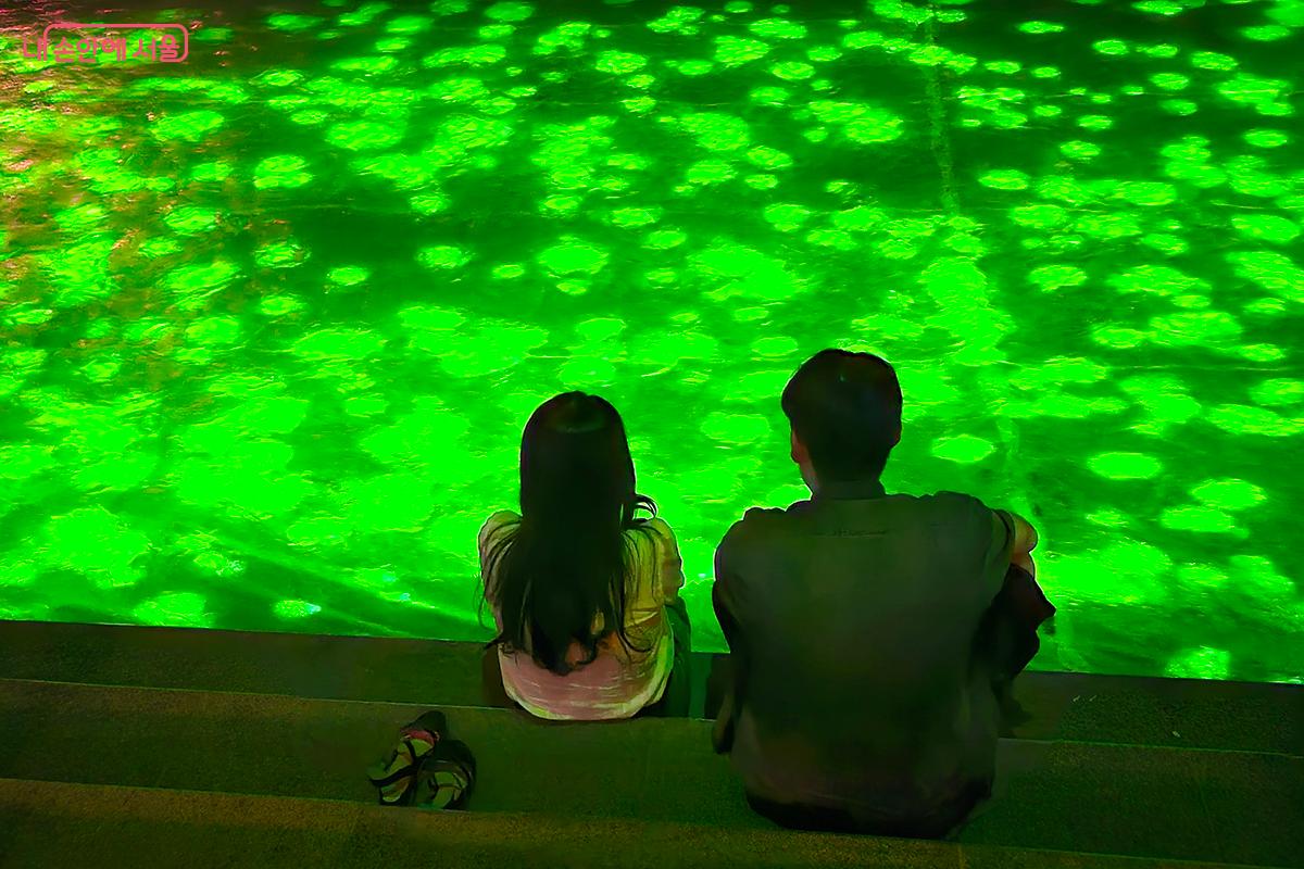 수많은 반딧불들이 반짝이며 날아다니는 듯한 모습을 초록색 LED를 통해 감각적으로 나타낸다. ©정향선