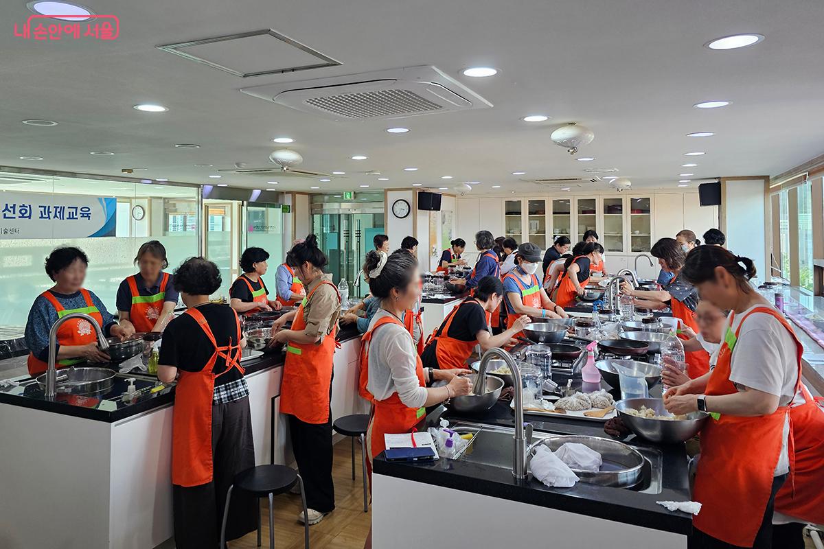 서울 종로구에 위치한 한국전통음식연구소 6층 실습실에서 전통주 만들기 체험이 있었다. &copy;문청야