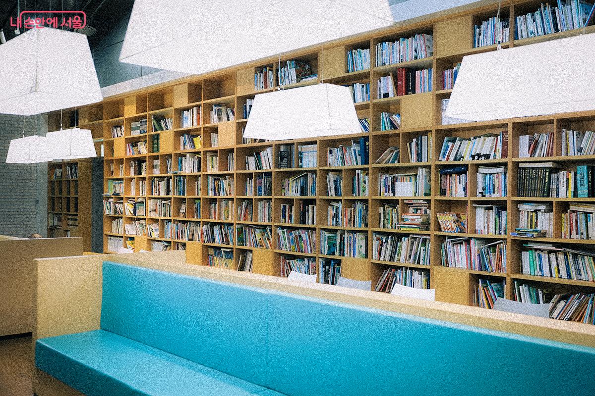 전망대 가는 계단 밑에는 누구나 편안하게 독서를 즐길 수 있는 작은 도서관이 있다. ©김아름