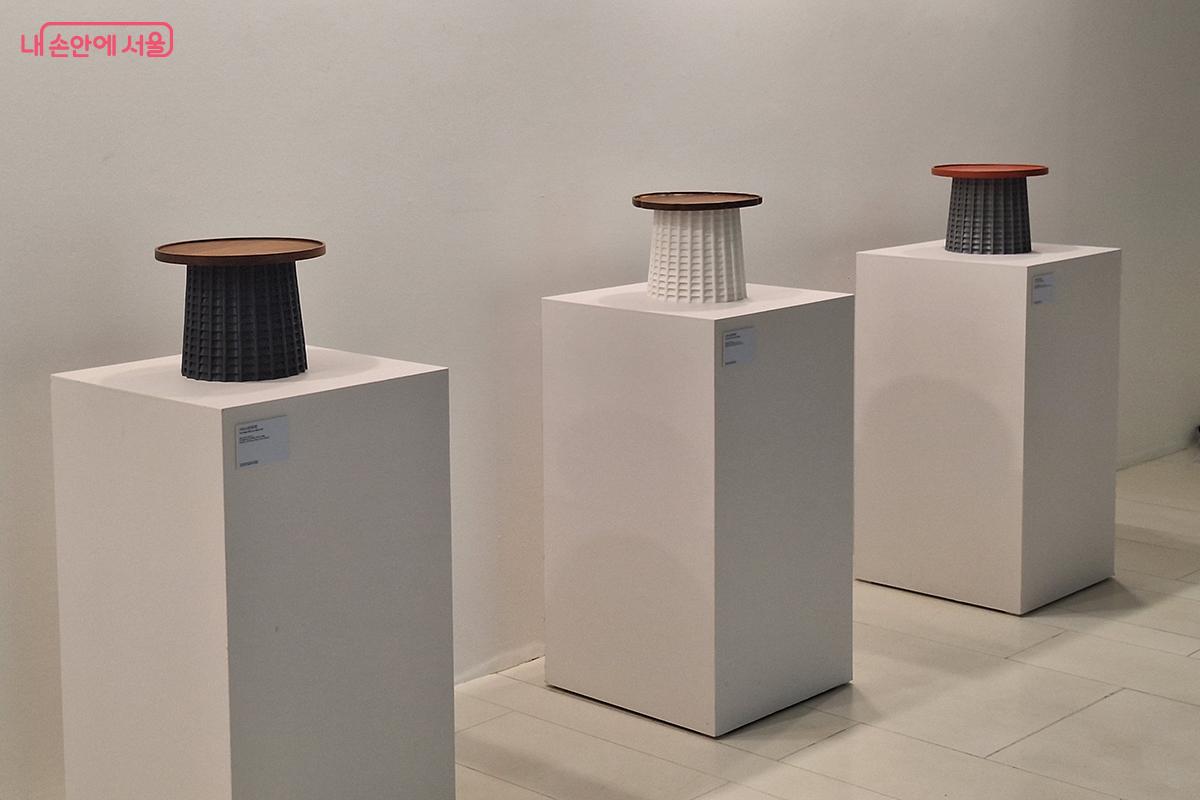 기와소반이 기와 문양 특징을 살린 무채색의 단정한 이미지로 재탄생했다. &copy;정향선