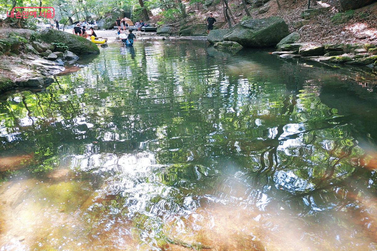 계곡 폭도 상대적으로 넓고, 수량이 많아 아이들 놀기 좋은 곳은 벽운계곡 하류 ©김병규 