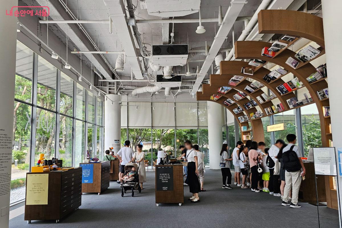 사랑채 1층에서 전시 중인 팝업을 즐기고 있는 사람들 ©홍혜수