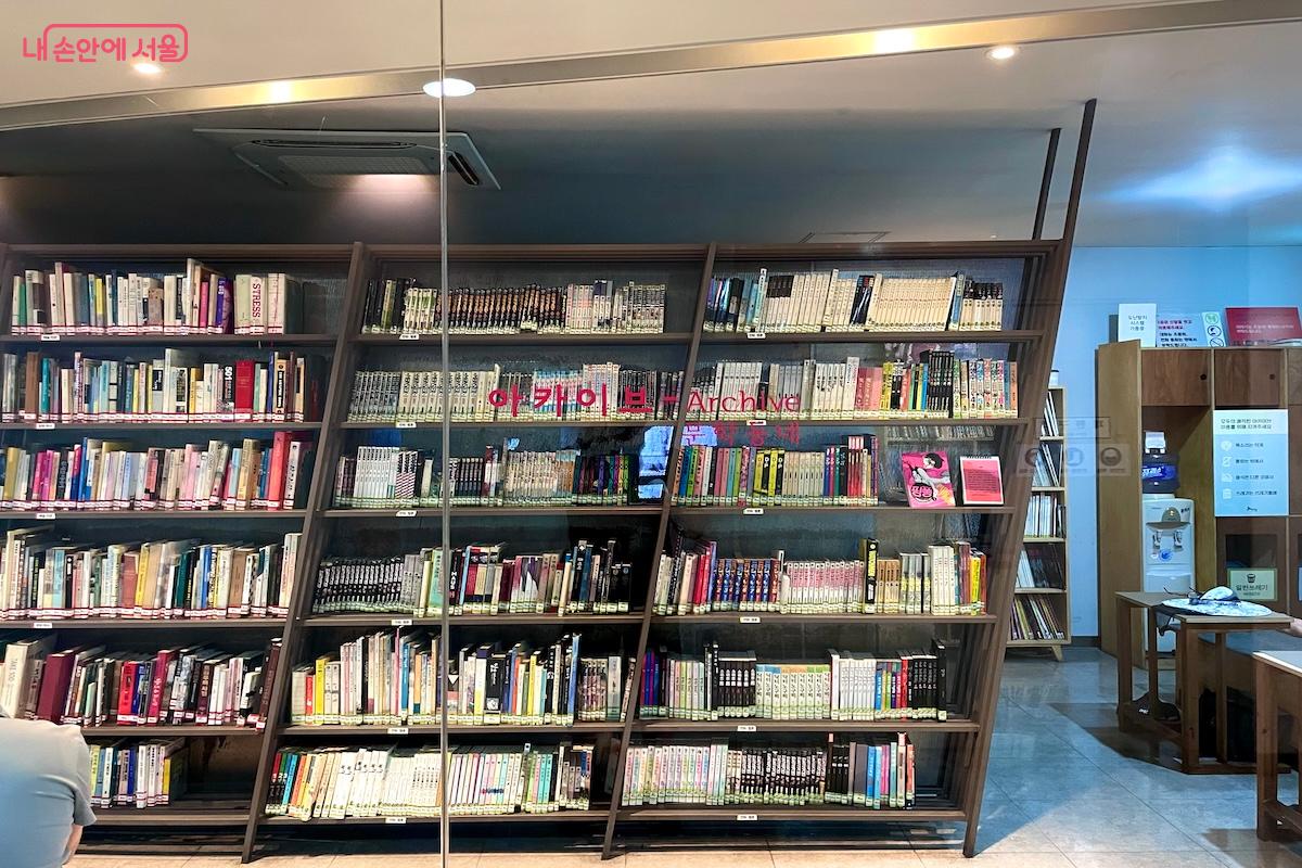 다양한 영화 관련 서적이 가득한 '오!재미동' 아카이브 &copy;이종빈