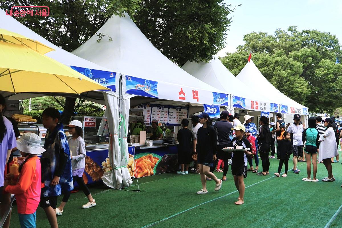 매점에는 아이들이 좋아하는 다양한 간식이 기다리고 있다.